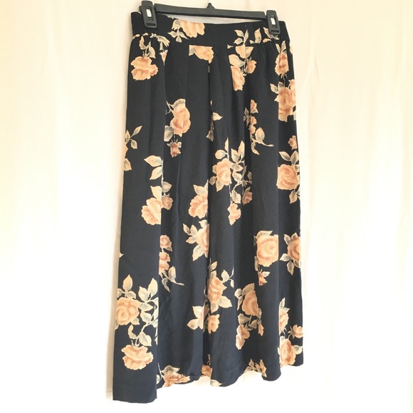 High Waisted Floral Skirt - Picture 3 of 5